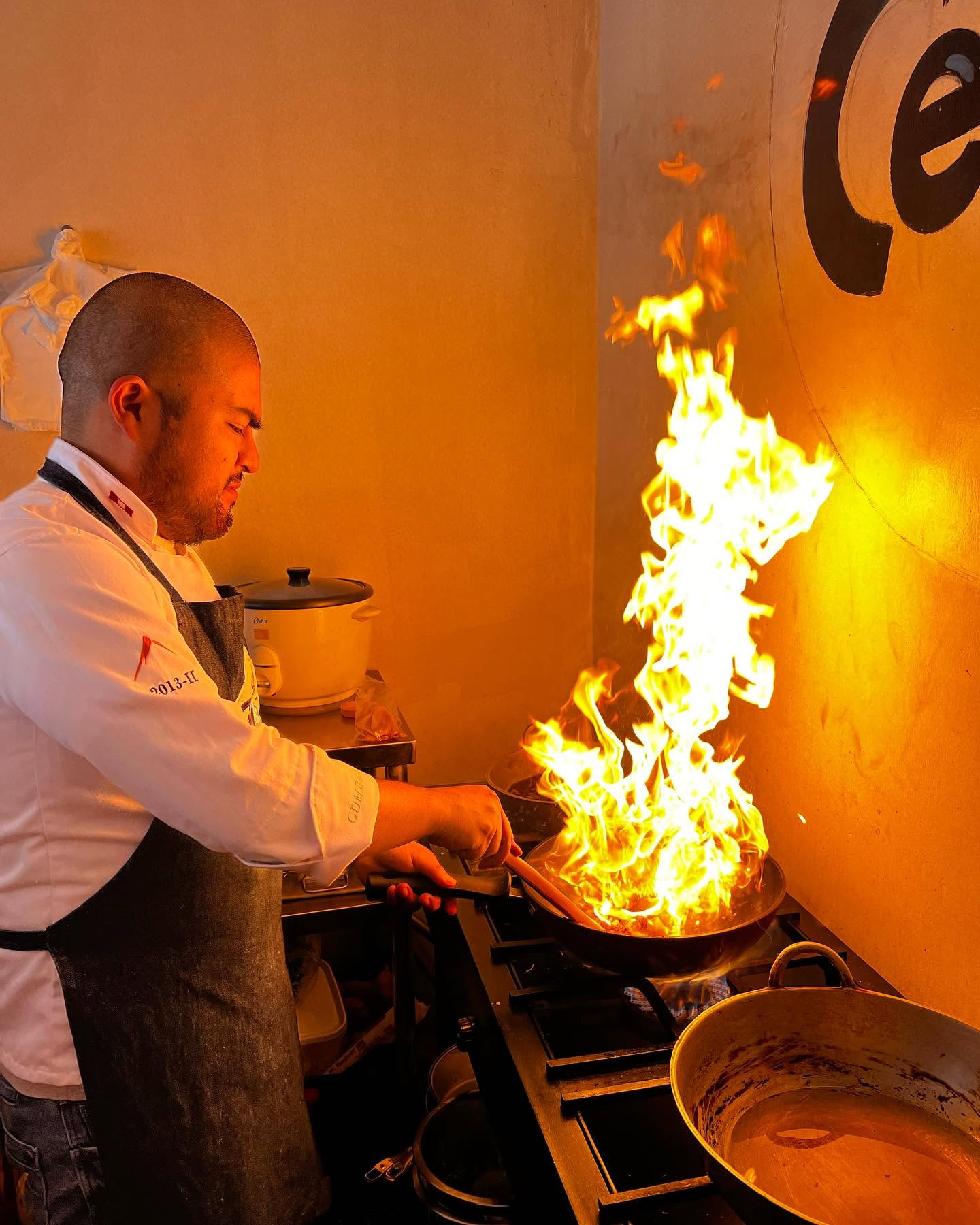 El Chato cocinando a fuego alto