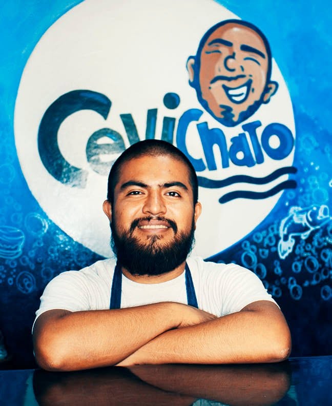El Chato, con su mandil de jean, en la cocina de Cevichato